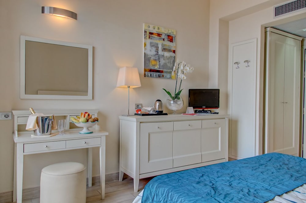 Superior Double Room, Balcony, Sea View - Photo 2