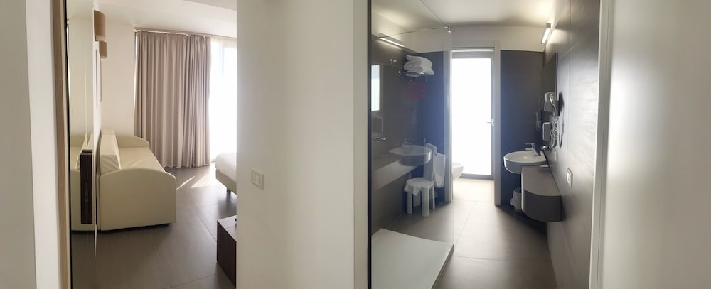 Junior Suite (Small) photo 2