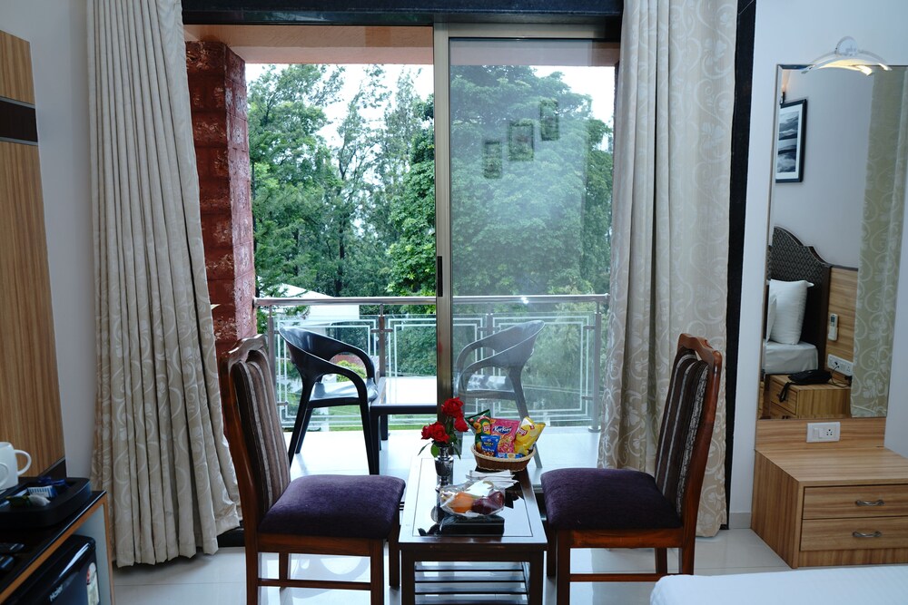 Executive Room with Balcony - Photo 4