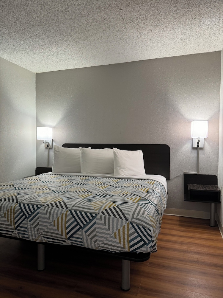 Deluxe Suite, 1 King Bed, Non Smoking, Refrigerator & Microwave - Photo 4
