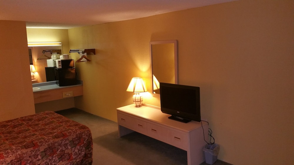 Standard Room, 1 Queen Bed, Refrigerator & Microwave photo 3