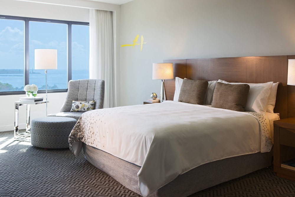 Room, 1 King Bed, Partial Ocean View (Tower) - Photo 3