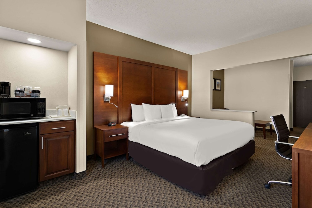 Suite, 1 King Bed with Sofa bed, Accessible, Non Smoking - Photo 1