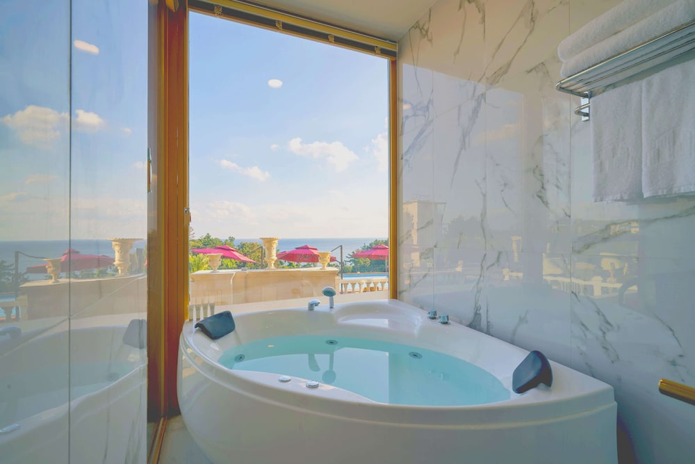 Half Ocean View Family with Jacuzzi - Photo 3