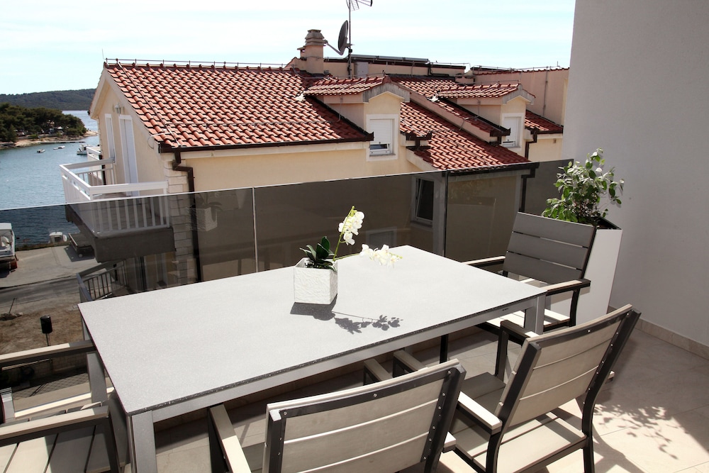 Exclusive Apartment, Pool View - Photo 12