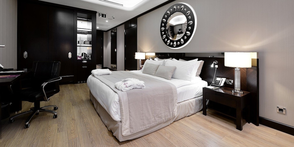 Standard Room, 1 King Bed, Accessible (Low Floor) - Photo 1