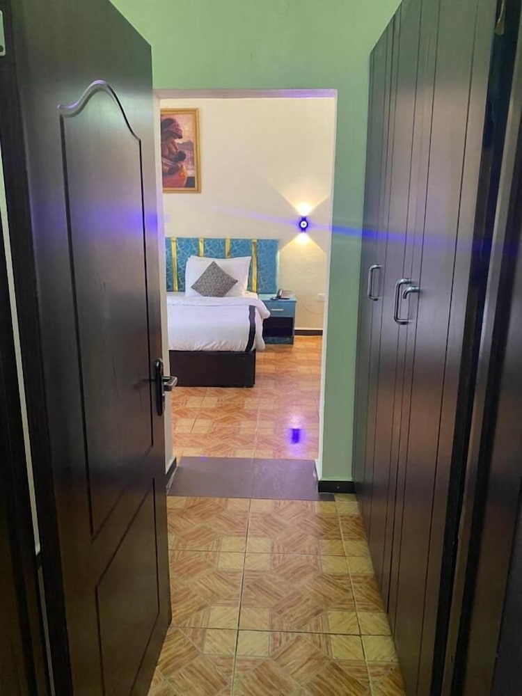 Executive Room - Photo 8