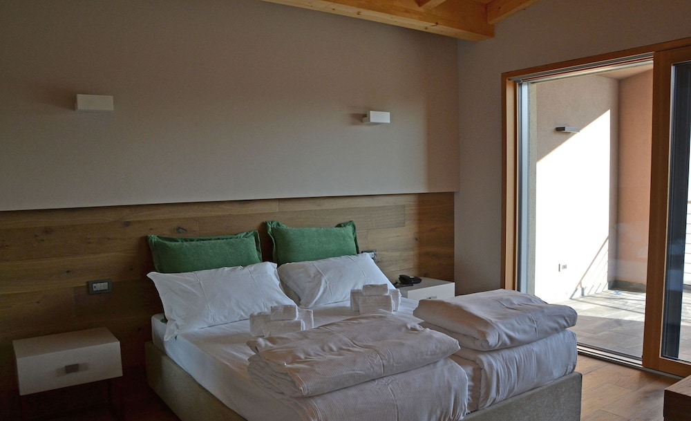 Deluxe Apartment, 1 Bedroom, Pool View photo 2