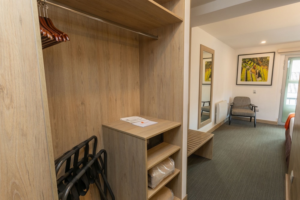 Traditional Room, 3 Twin Beds, City View - Photo 2