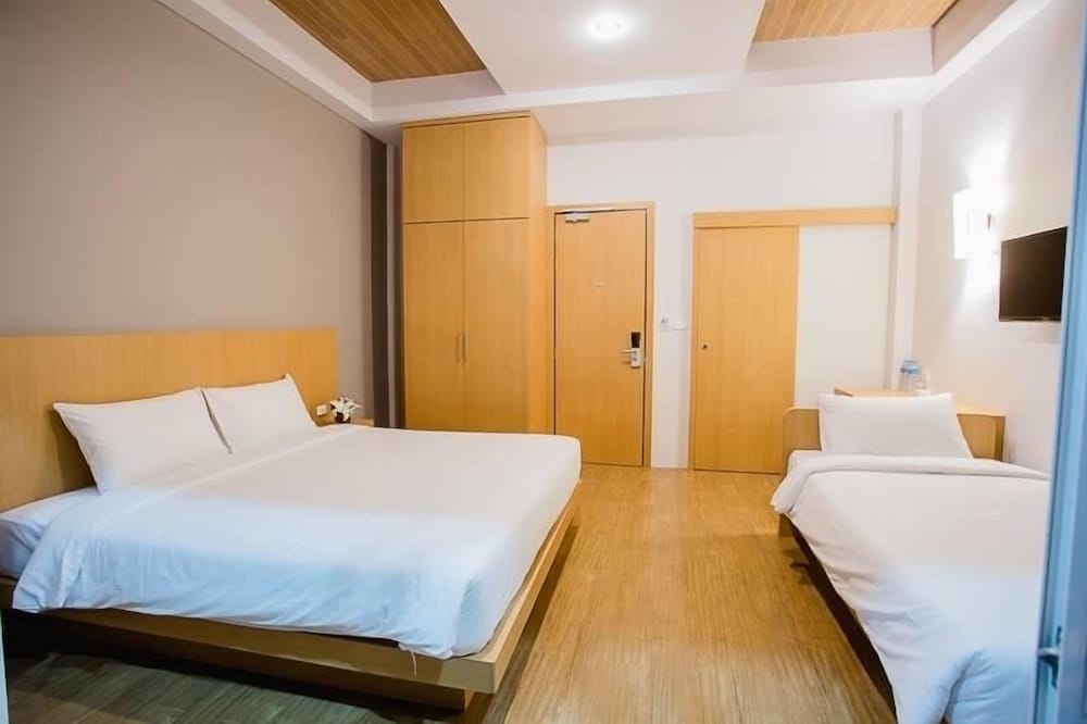 Deluxe Triple Room, Balcony, City View photo 3
