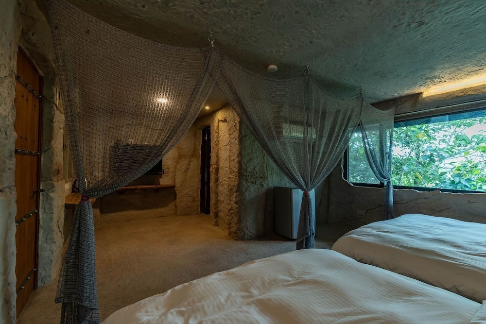 Signature Quadruple Room, 2 Double Beds photo 3