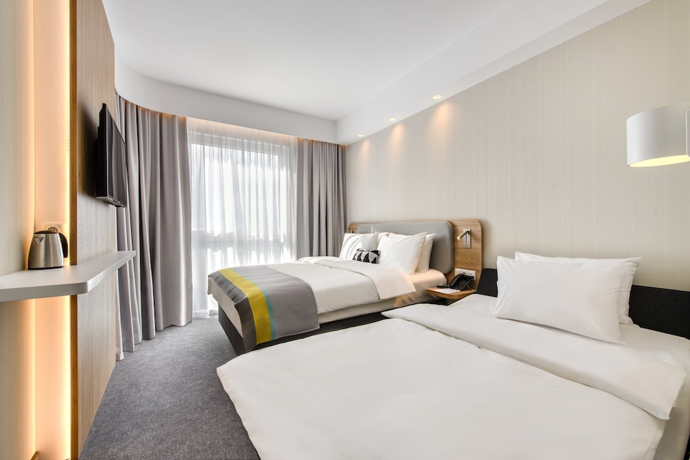 Standard Room, 1 King Bed (Free Breakfast) - Photo 1