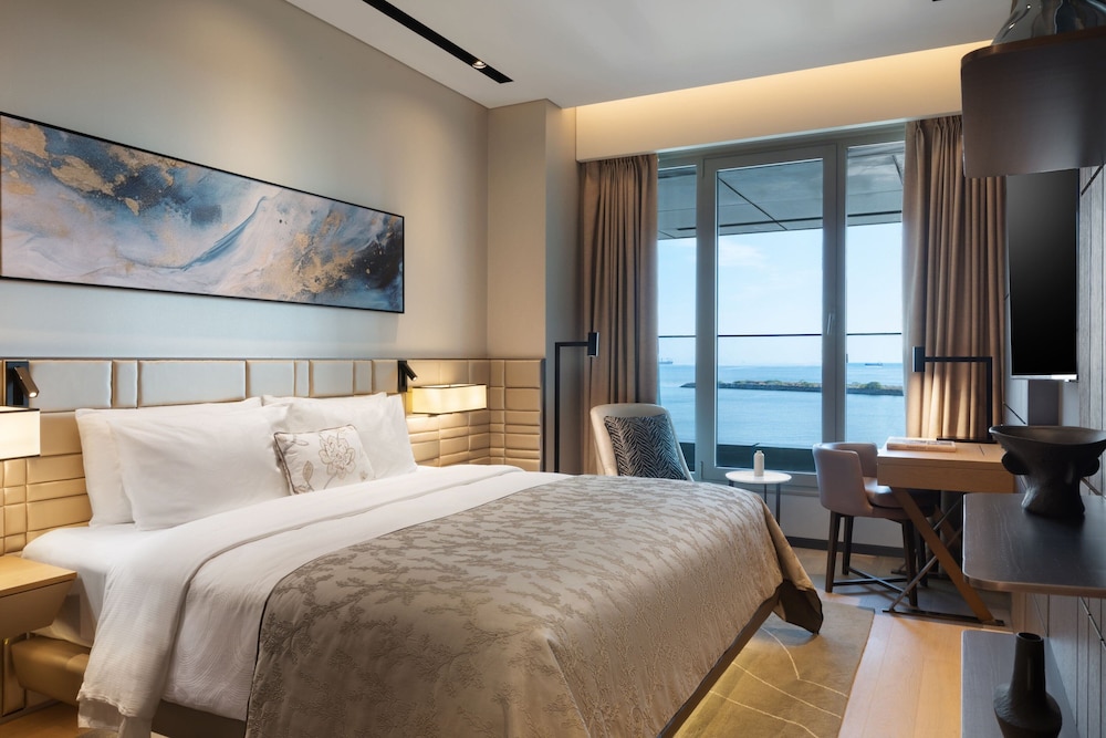 Serene One Bedroom Residence, Executive lounge access, 1 King, Sea view, Balcony