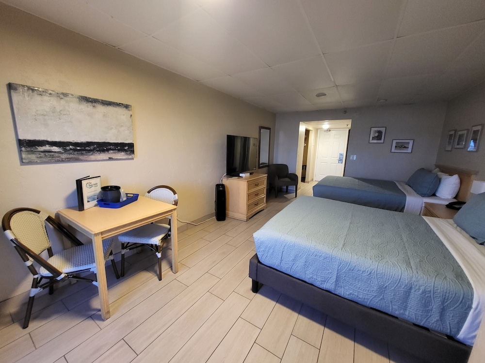 Standard Room, 2 Queen Beds, Kitchenette, Partial Ocean View (Poolside) - Photo 3