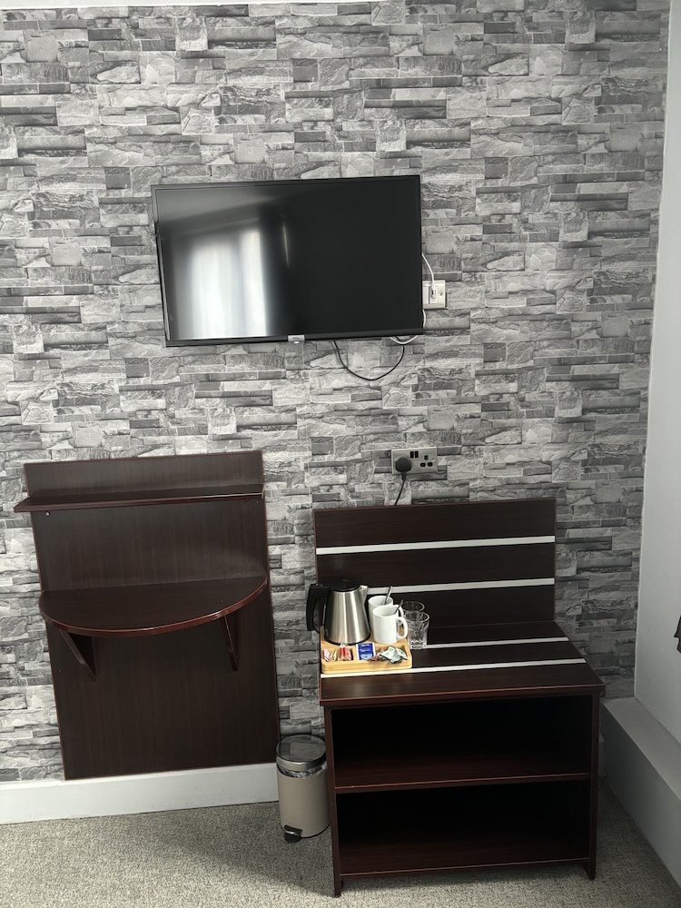 Disabled Access Room - Photo 11