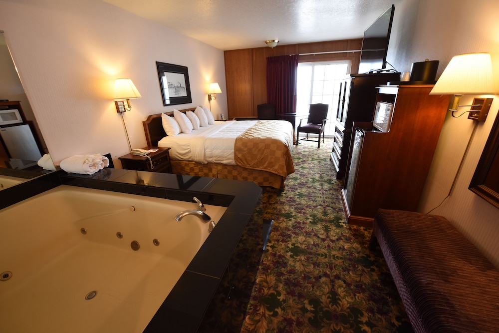 Deluxe Room, 1 King Bed, Hot Tub, Balcony, Lake Front