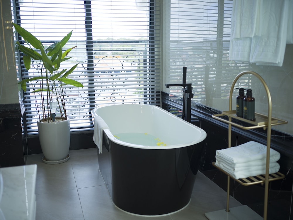 Executive Suite - Photo 4