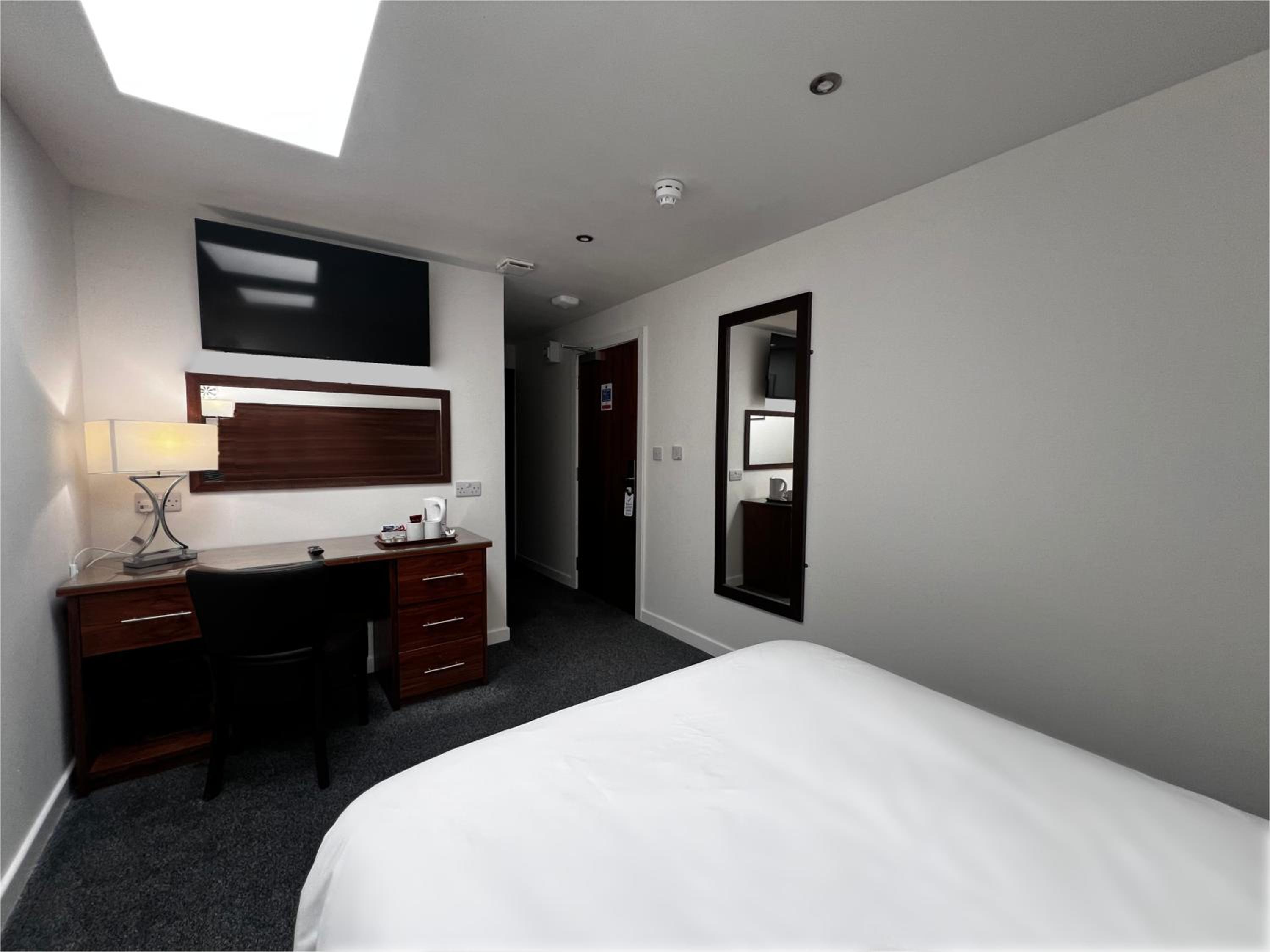 Double Room with Skylight Window only photo 2