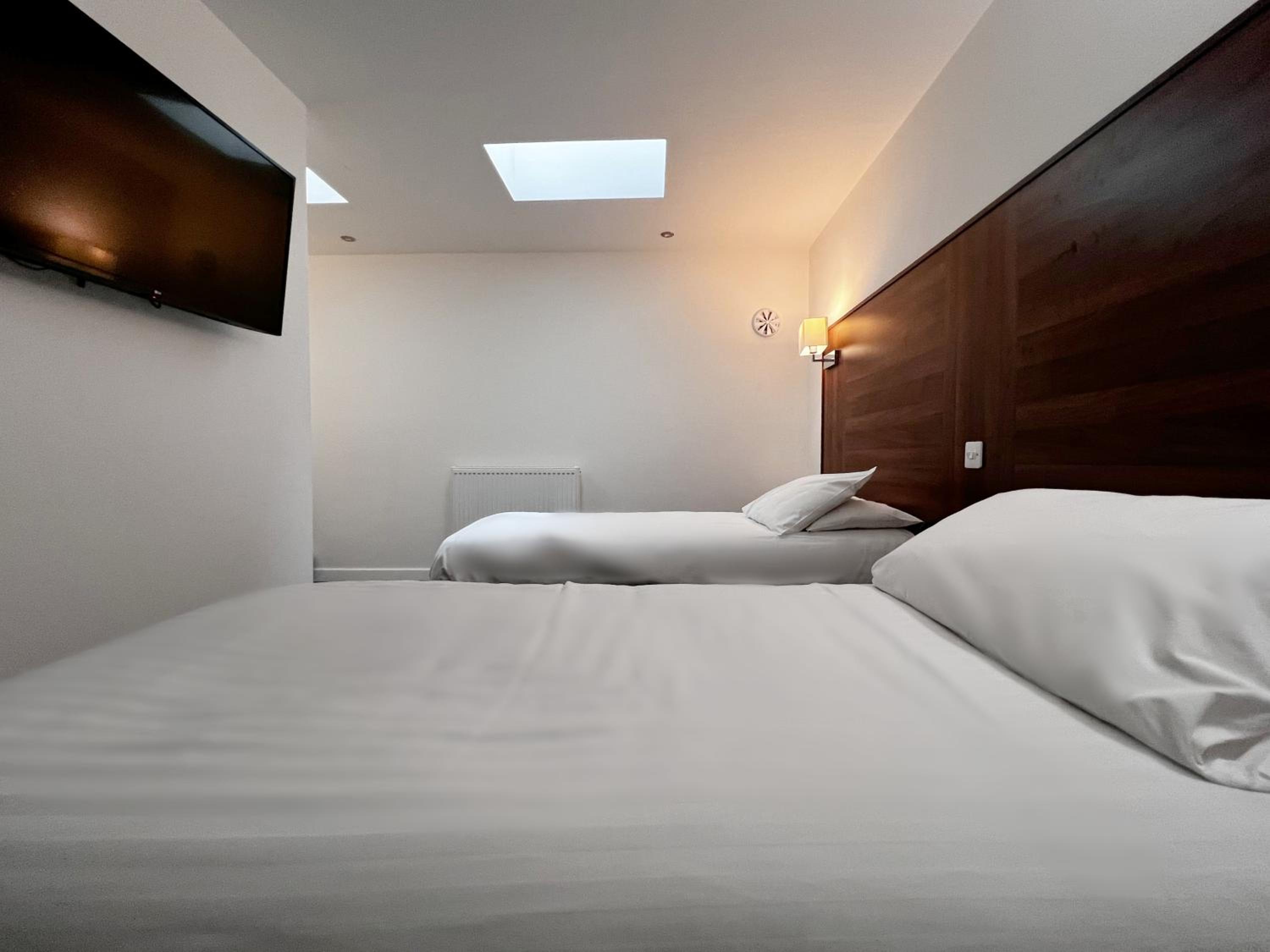 Twin Room with Skylight Window only photo 3