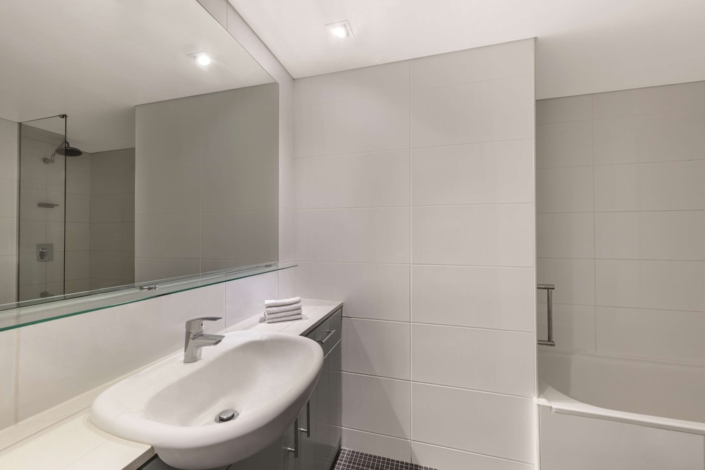 One Bedroom Premier Apartment King - Photo 12