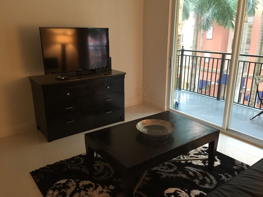 Luxury Apartment, 1 Bedroom, Pool Access, City View