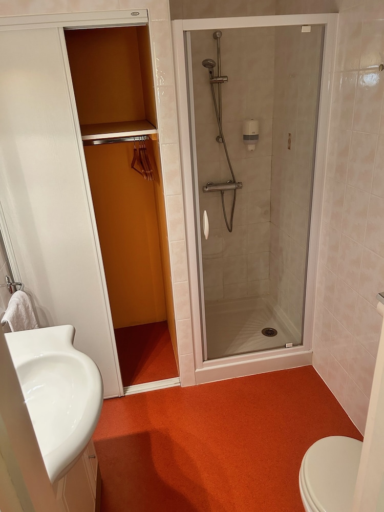 Economy Double Room, 1 King Bed, Non Smoking photo 2