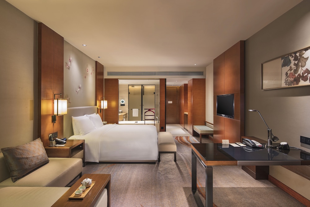 Deluxe King Room with Lake View thumbnail 5
