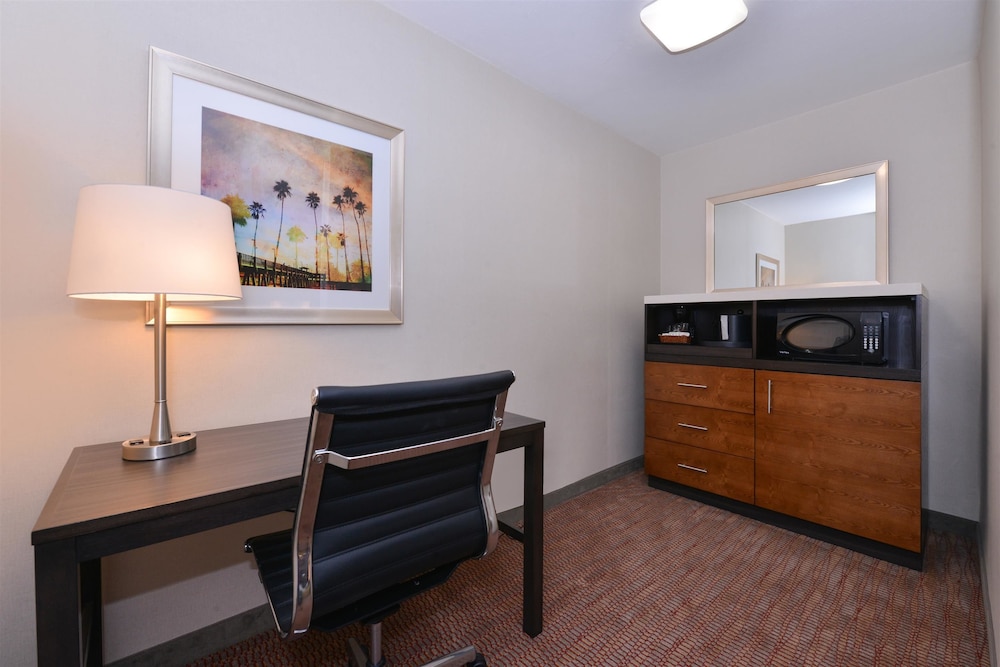 Suite, 2 Queen Beds, Non Smoking, Balcony