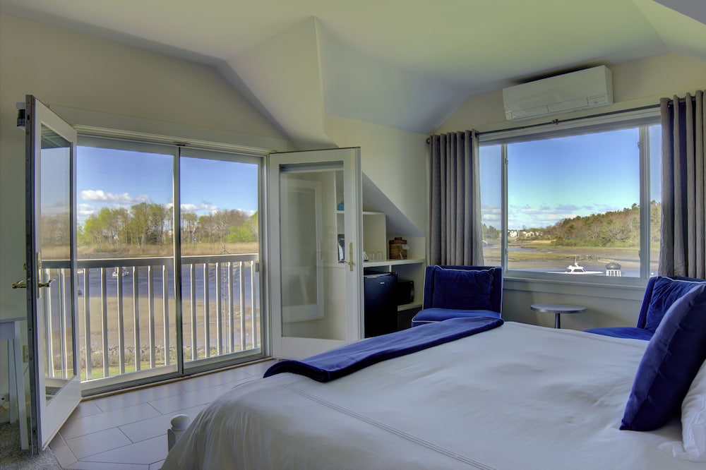 Portside King Third Floor Corner Water View photo 3