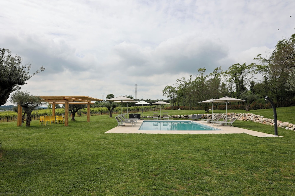 Deluxe Triple Room, Pool View photo 3