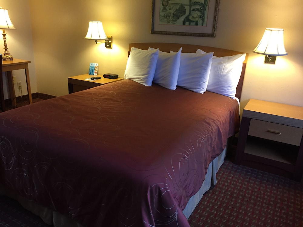 Queen Bed Non Harbor View Room photo 1