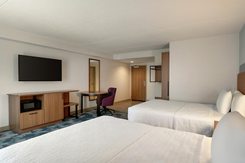 Room, 2 Queen Beds, Accessible, Bathtub (Mobility) photo 2