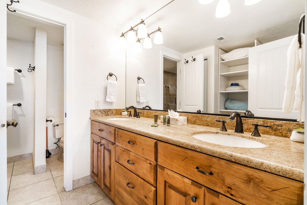 2 Bedroom Condominium - Photo 36