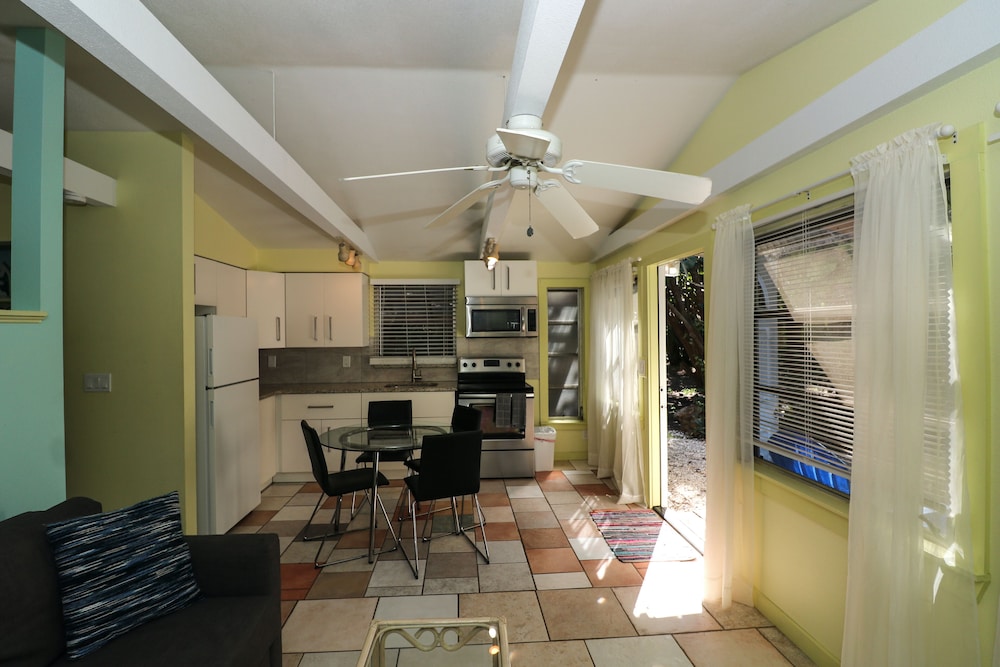 1 King Bed, Non-Smoking, ADA-Accessible, Ground Floor photo 2