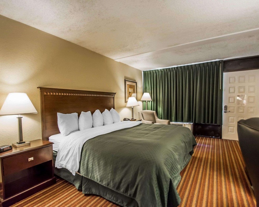 Room, 1 King Bed, Non Smoking - Photo 2