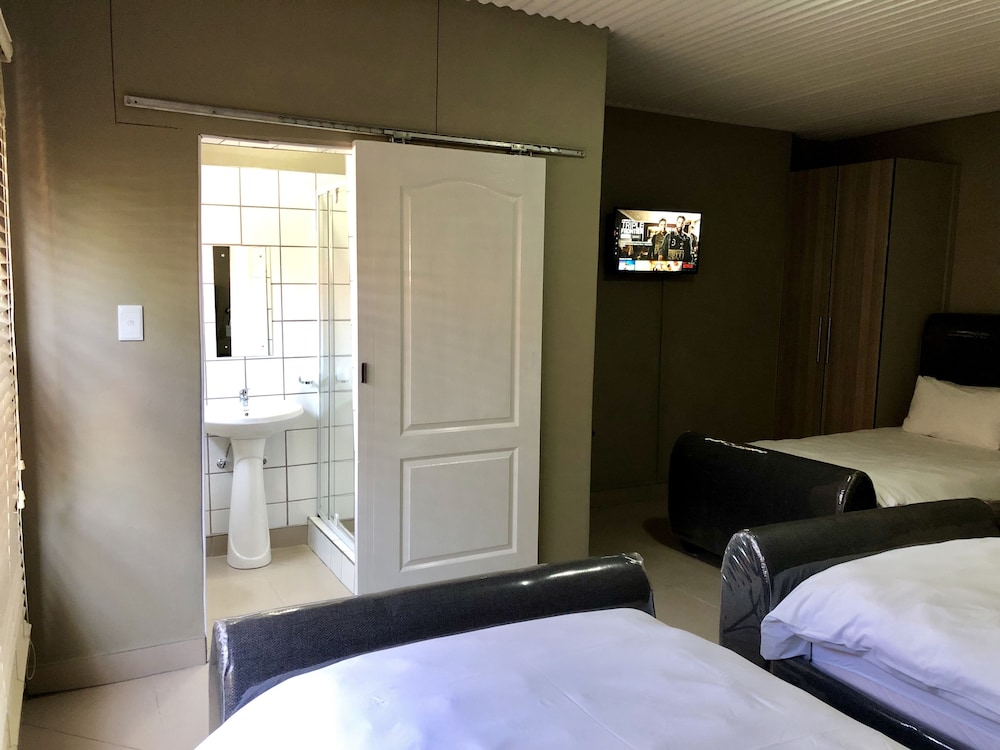 Family Room, Multiple Beds, Refrigerator photo 2
