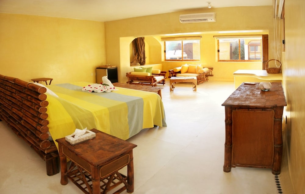 Superior Room, 1 King Bed, Pool View photo 2