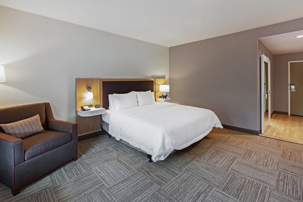 Room, 1 King Bed, Refrigerator & Microwave, Pool View