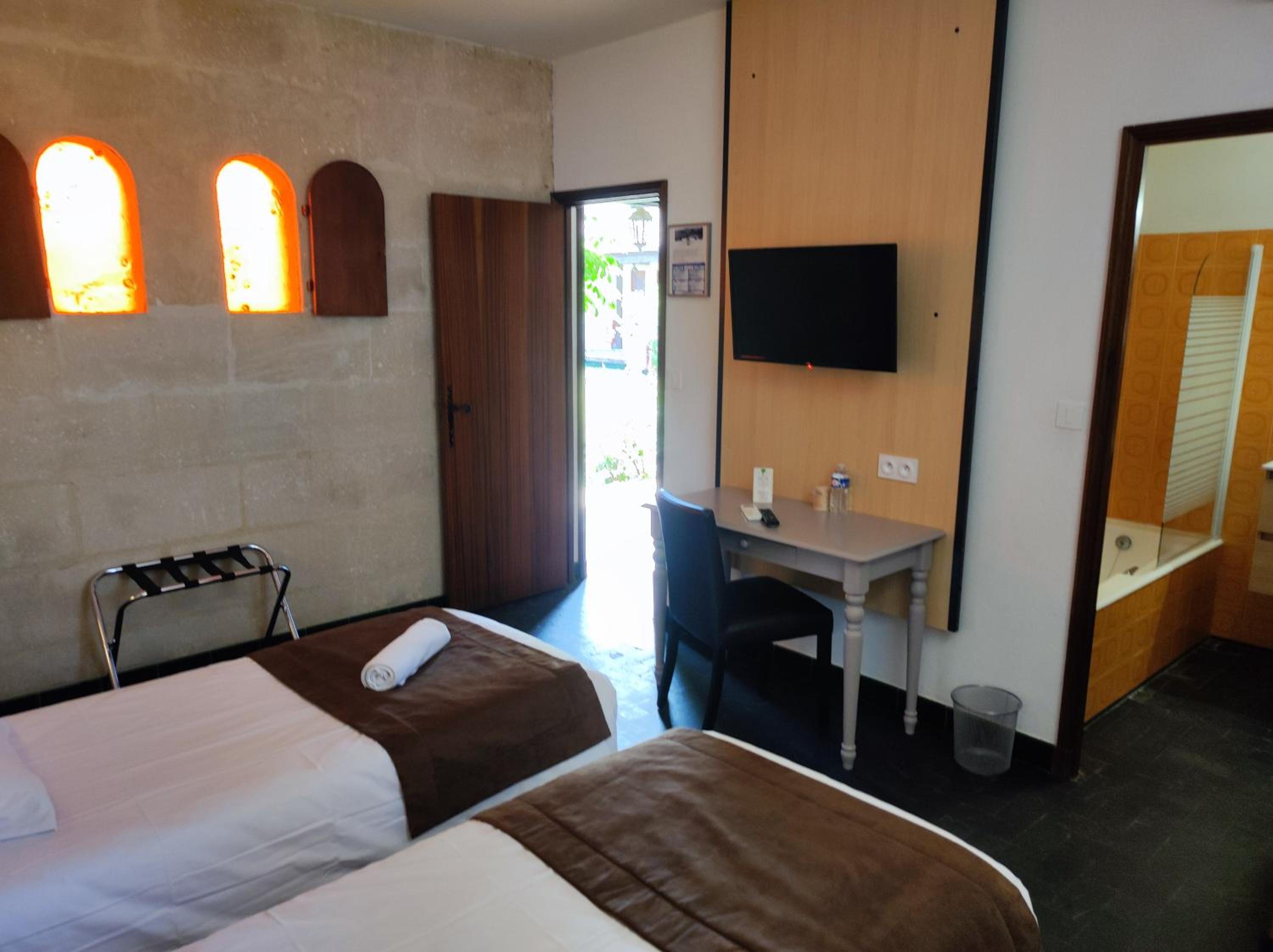 Large Twin Room photo 2