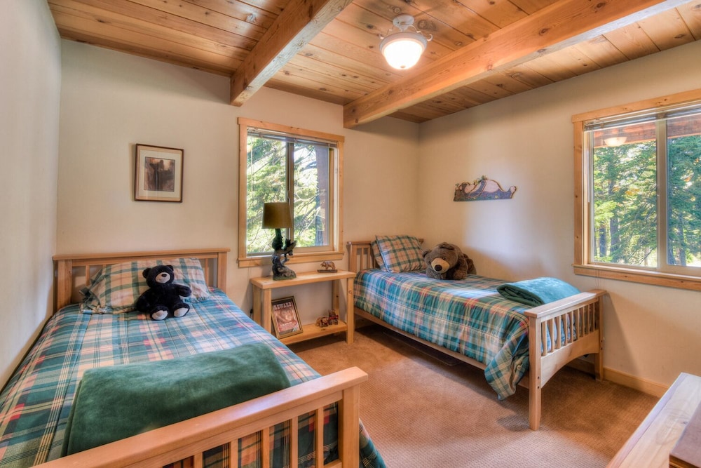 House, Multiple Beds, Patio, Mountain View (Chamberland Getaway) photo 2