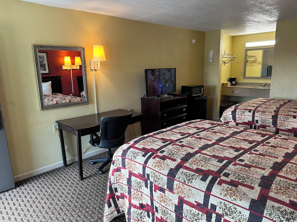 Room, 2 Queen Beds, Smoking, Refrigerator & Microwave photo 1