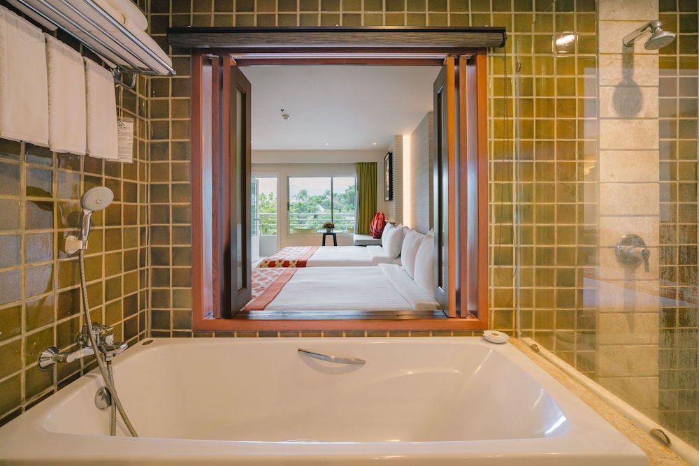Deluxe Family Room - Royal Wing 2 Queen bed - Photo 6