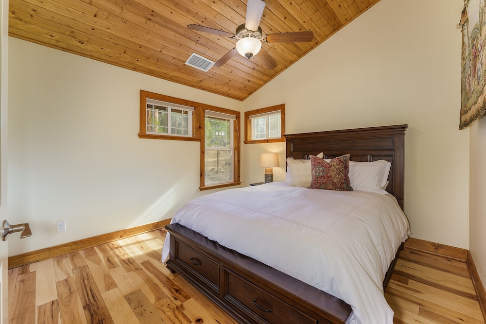 House, Multiple Beds, Patio, Mountain View (Yosemite Insiders) photo 1