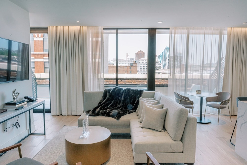 Luxury Penthouse, 1 King Bed, Terrace, City View