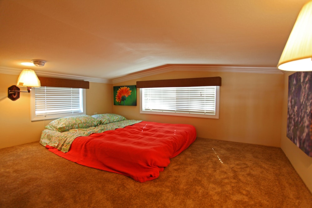 Cottage, 1 Queen Bed with Sofa bed, Non Smoking, Kitchen (Park Model, Pets OK) photo 3