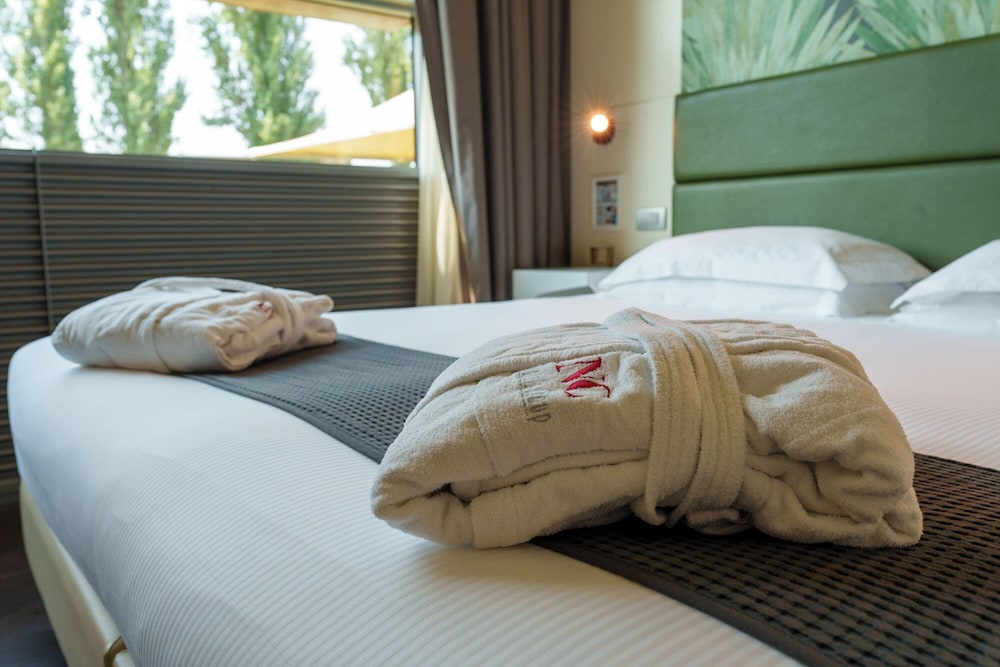 Standard Room, 1 Queen Bed - Photo 5