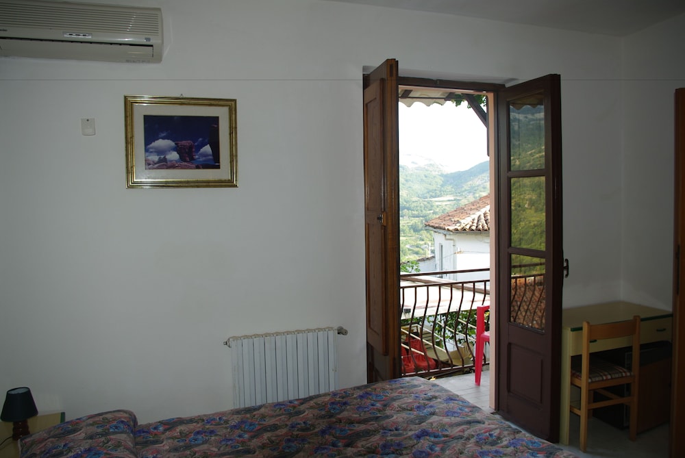 Deluxe Room, 1 Queen Bed, Balcony photo 3