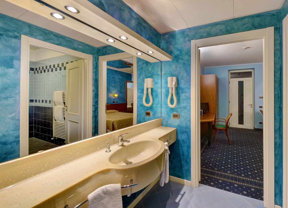 Suite, Jetted Tub photo 2