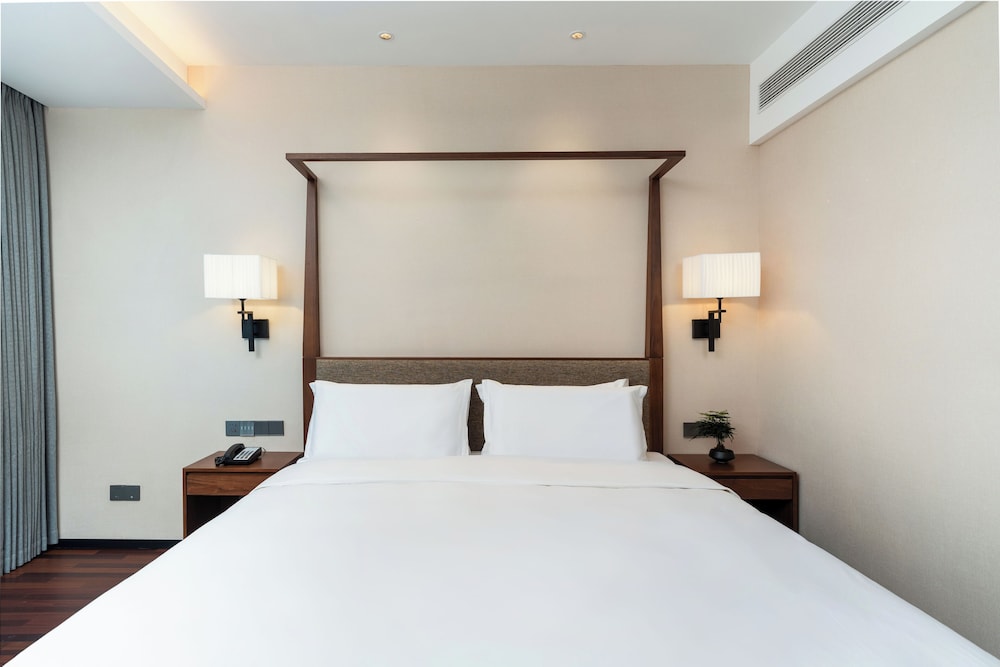 Comfort Room, 1 King Bed, Non Smoking, City View photo 3