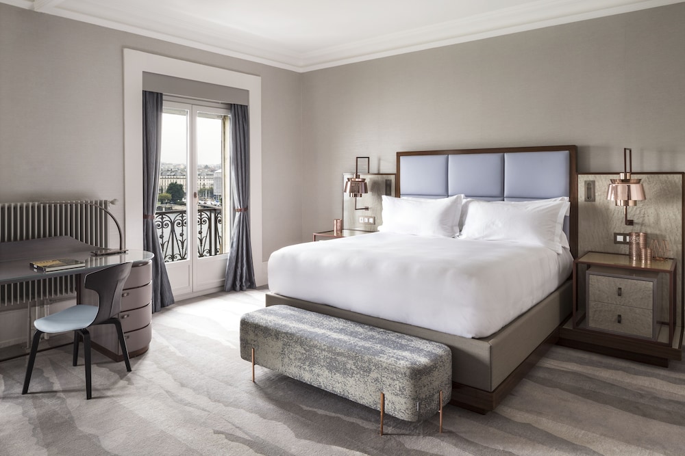 Premium Room, 1 King Bed thumbnail 6
